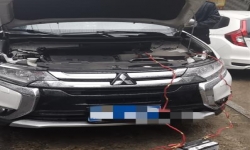 南京鼓楼区一辆三菱SUV因在车库停放半个多月电瓶严重亏电无法启动需要道路救援搭电服务